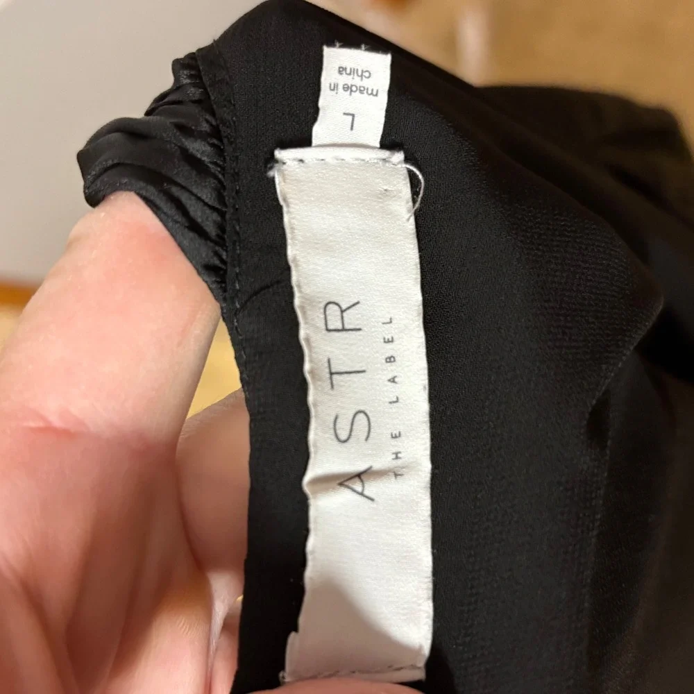ASTR the Label Blouse Pleated V-Neck Puff‎ Sleeve bubble hem Black Size L